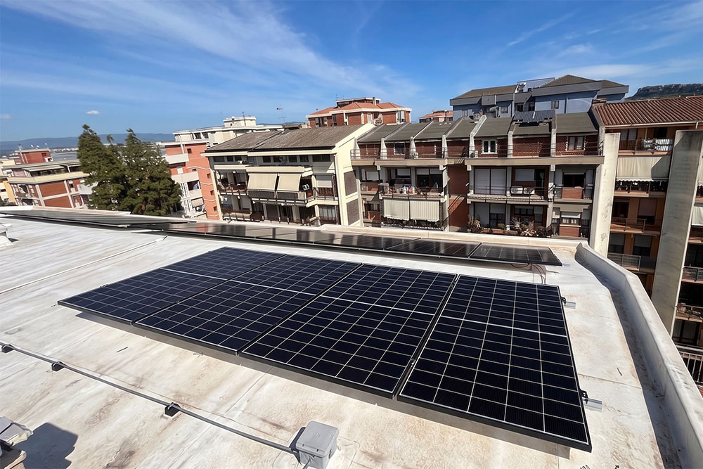 Installazione di un impianto fotovoltaico su tetto piano a Cagliari, esempio di investimento con detrazione fiscale del 50% o sconto in fattura.