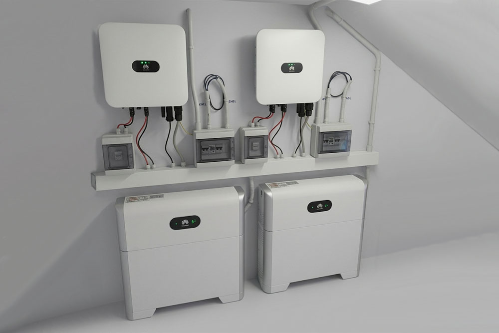 Installazione a parete con due inverter Huawei SUN2000, due moduli di batterie di accumulo Huawei LUNA2000 e quadri elettrici di sezionamento per impianto fotovoltaico domestico.
