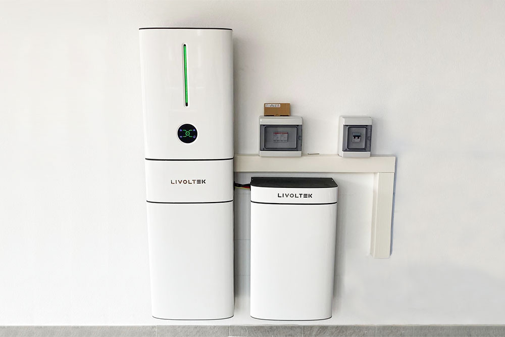 Inverter e batterie di accumulo per impianto fotovoltaico a marchio Livoltek installati a parete. Configurazione con impostazione Zero Export per massimizzare l'autoconsumo domestico in Sardegna.