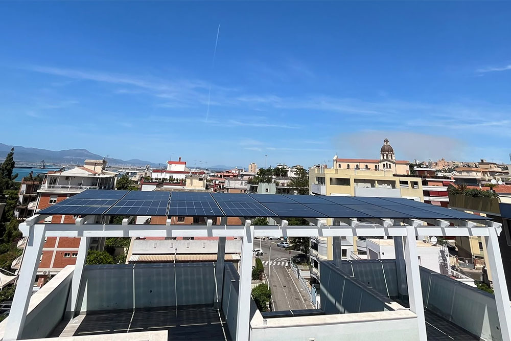 Impianto fotovoltaico installato su pergolato a Cagliari, reso totalmente sicuro contro i guasti elettrici grazie alla corretta misurazione della resistenza di terra.