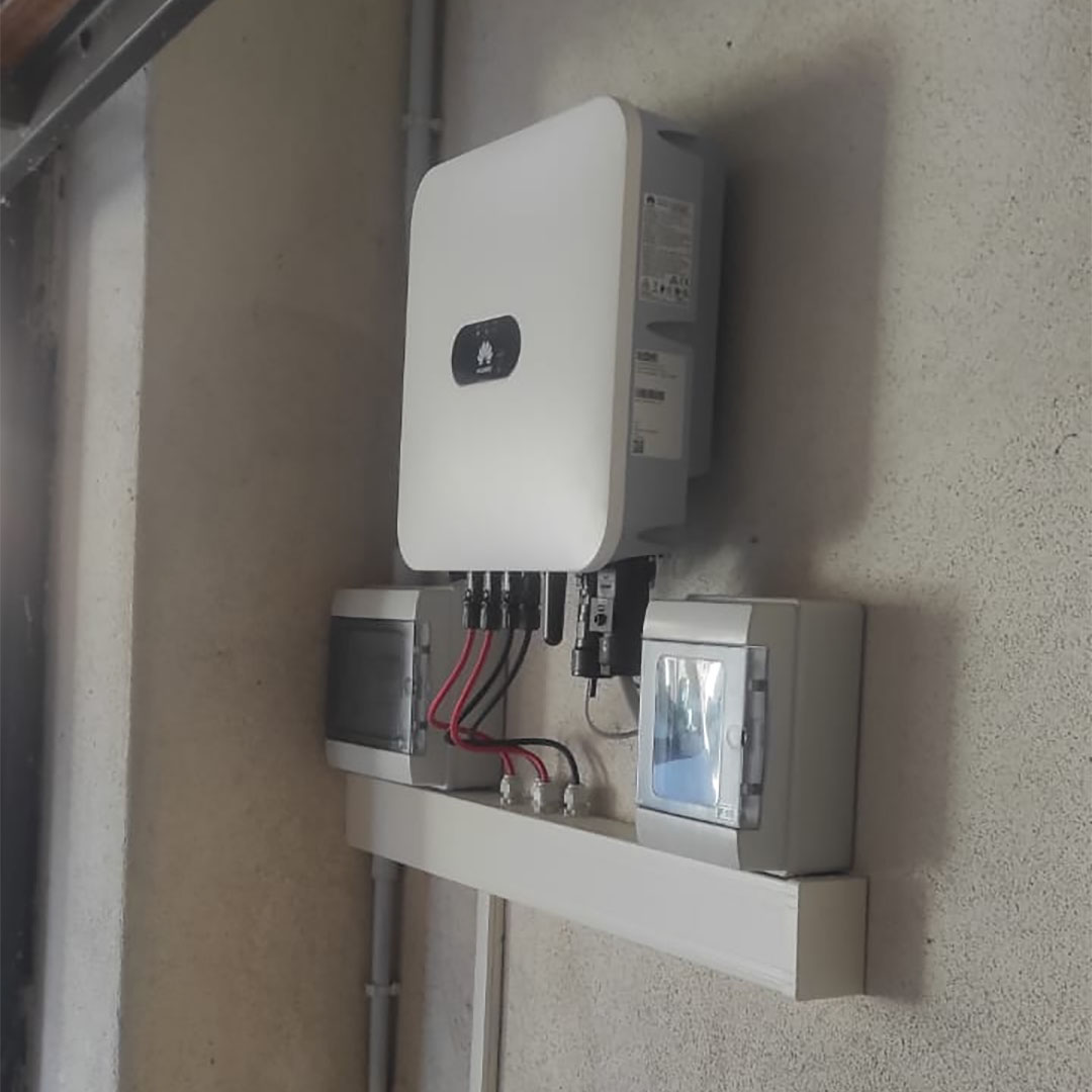 Installazione professionale di un inverter Huawei per impianto fotovoltaico in Sardegna, che mostra il cablaggio e i quadri elettrici per la massima efficienza energetica.