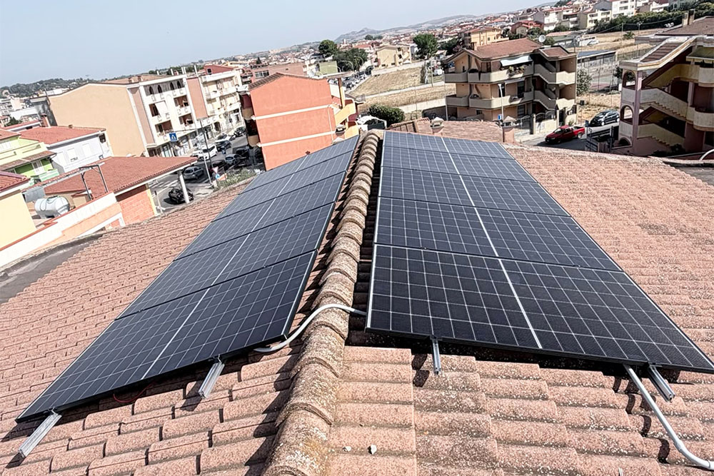 Impianto fotovoltaico residenziale con pannelli solari installati su tetto in Sardegna.